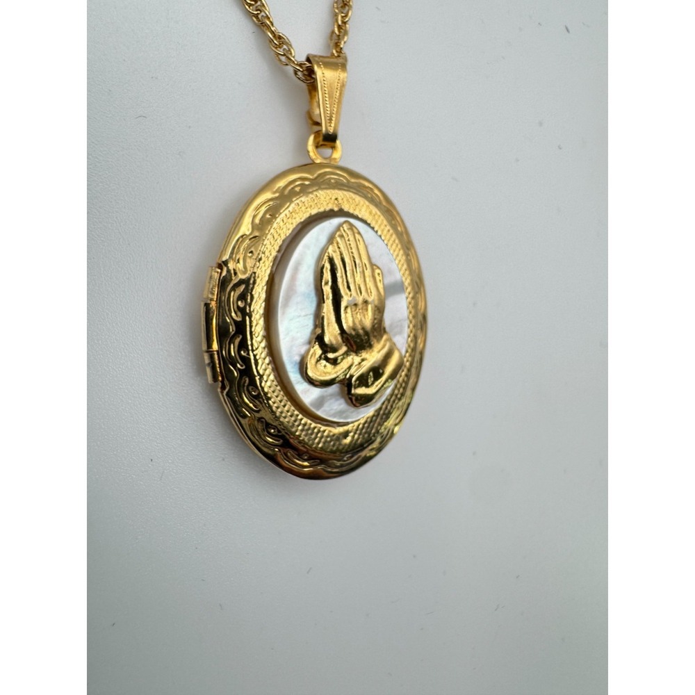 Vintage Locket Necklace Gold Tone Oval Mother of Pearl Praying Hands Religious - Picture 4 of 9